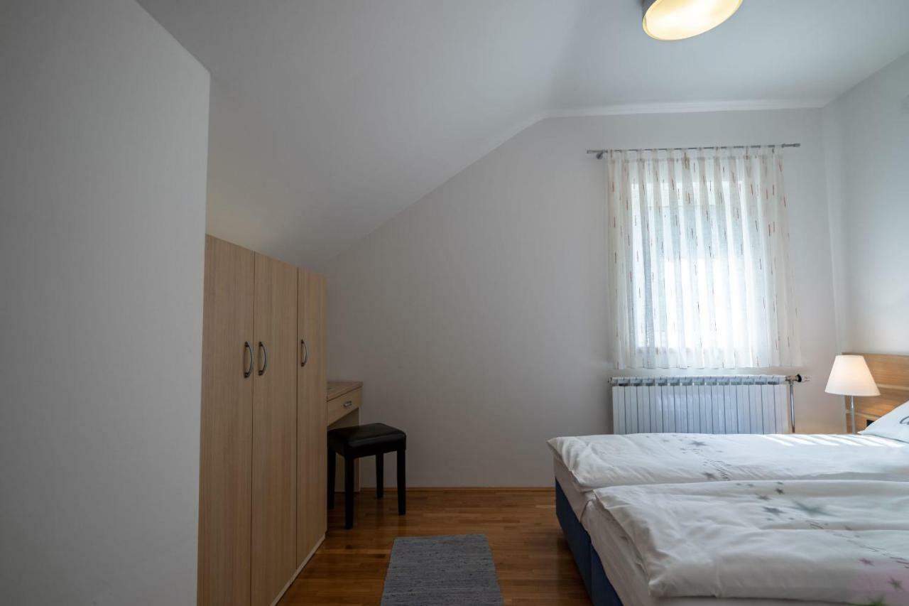 Apartments And Room Robert Korenica Exterior foto